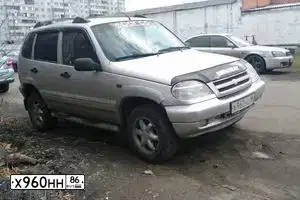 Фото автомобиля CHEVROLET NIVA, 2004 — госномер У034НУ55. Цвет: СВЕТЛО СЕРЕБРИСТ МЕТ