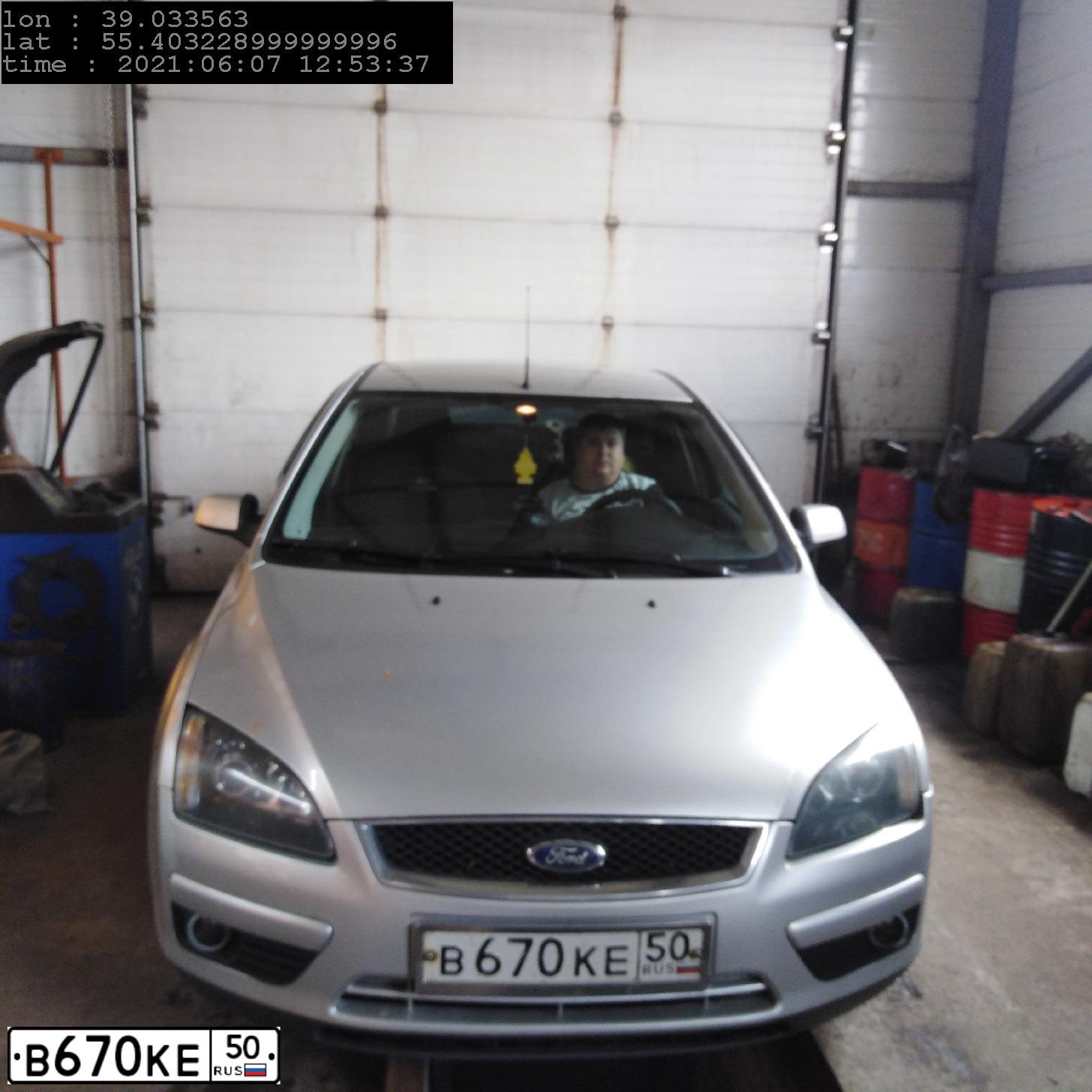 Фото автомобиля FORD FOCUS, 2005 — госномер В670КЕ50. Цвет: Серебристый