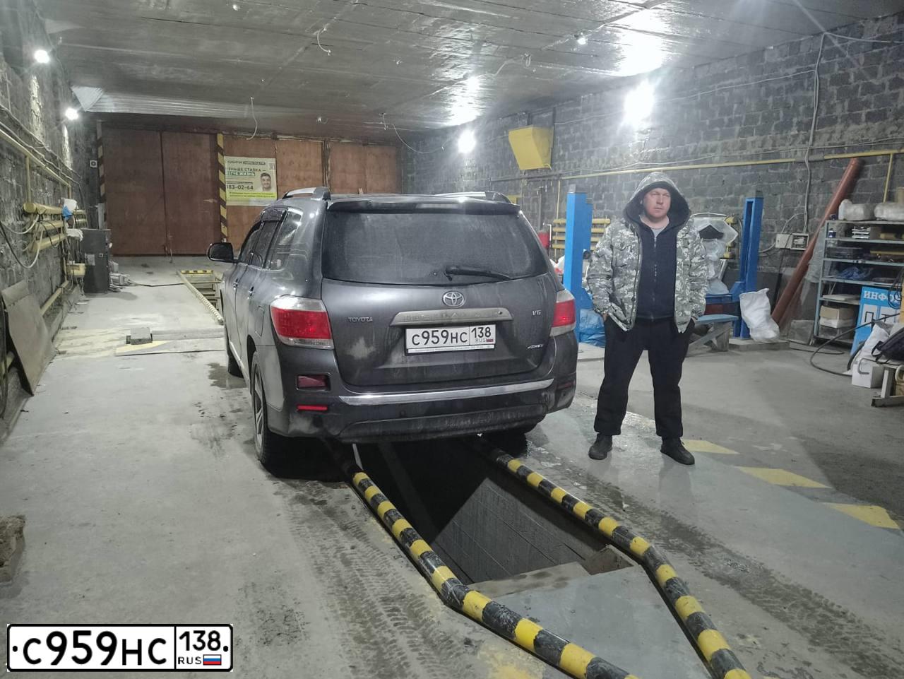 Фото автомобиля TOYOTA HIGHLANDER, 2012 — госномер Р033ЕЕ154. Цвет: СЕРЫЙ