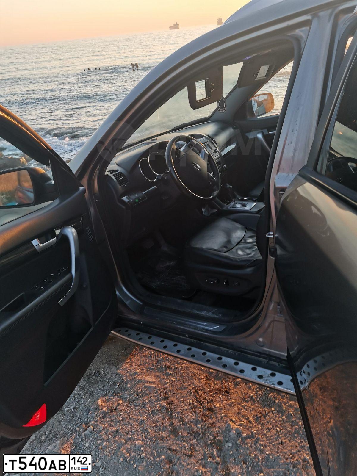 Фото автомобиля KIA SORENTO, 2010 — госномер Т540АВ142. Цвет: Серый