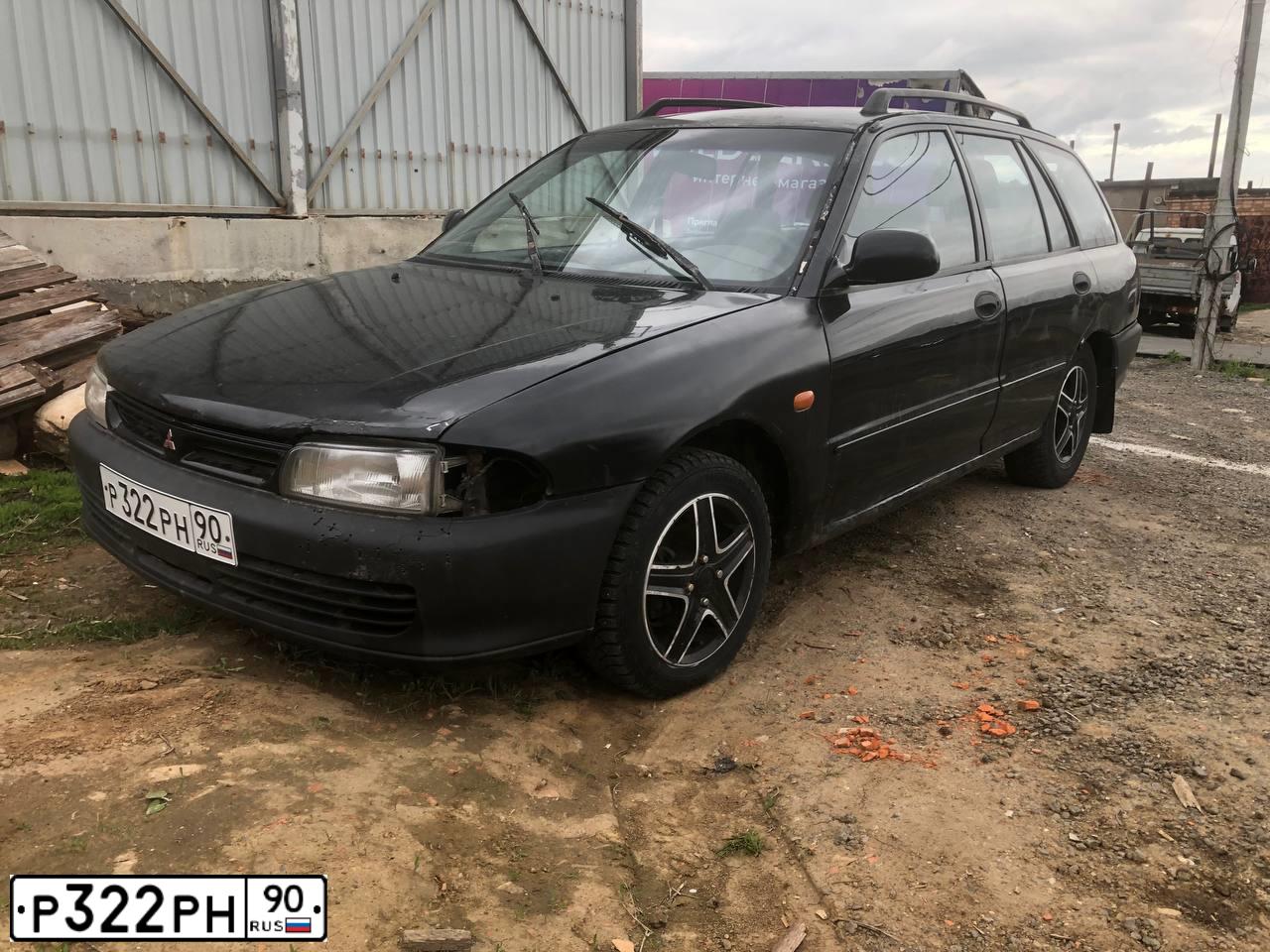 Фото автомобиля MITSUBISHI LANCER, 1993 — госномер О136ОМ90. Цвет: ЧЕРНЫЙ