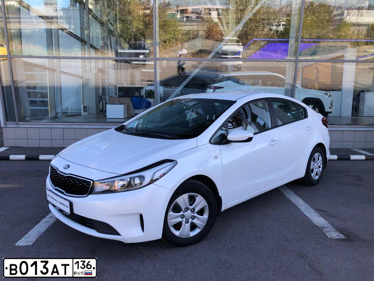 Фото автомобиля KIA CERATO, 2017 — госномер В013АТ136. Цвет: БЕЛЫЙ
