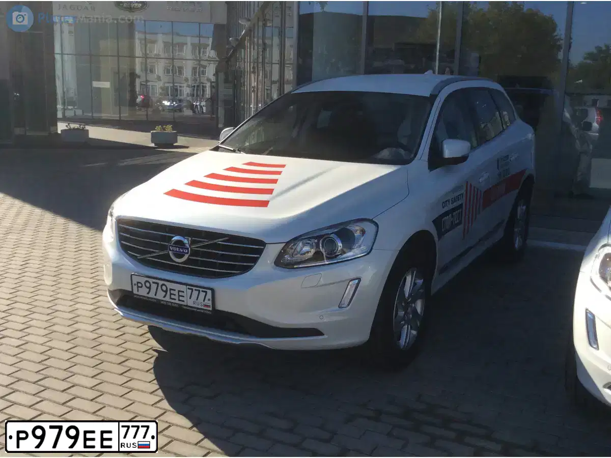 Фото автомобиля VOLVO XC60, 2014 — госномер Р979ЕЕ777. Цвет: БЕЛЫЙ
