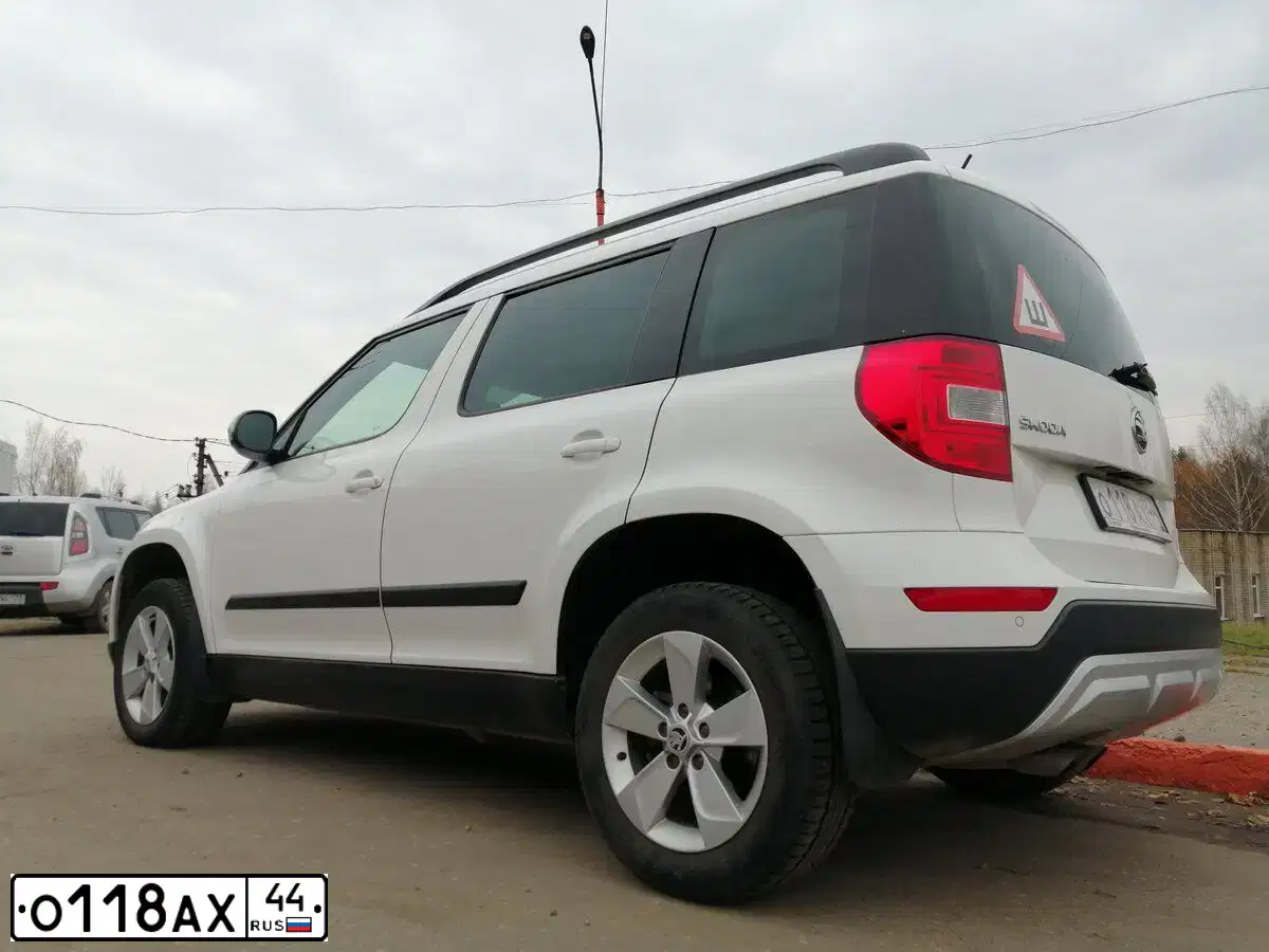Фото автомобиля SKODA YETI, 2013 — госномер О118АХ44. Цвет: Белый