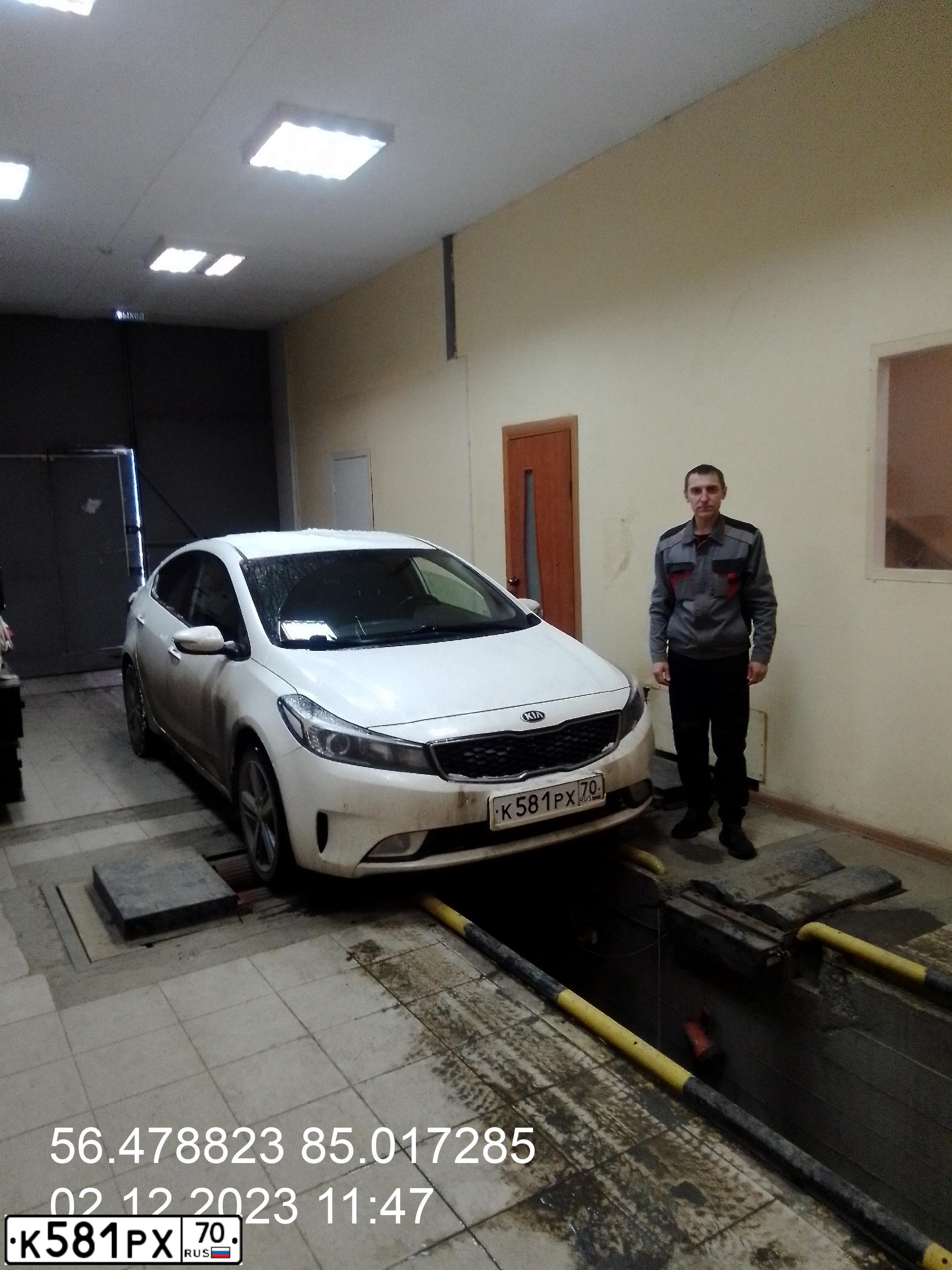 Фото автомобиля KIA CERATO, 2018 — госномер К581РХ70. Цвет: БЕЛЫЙ