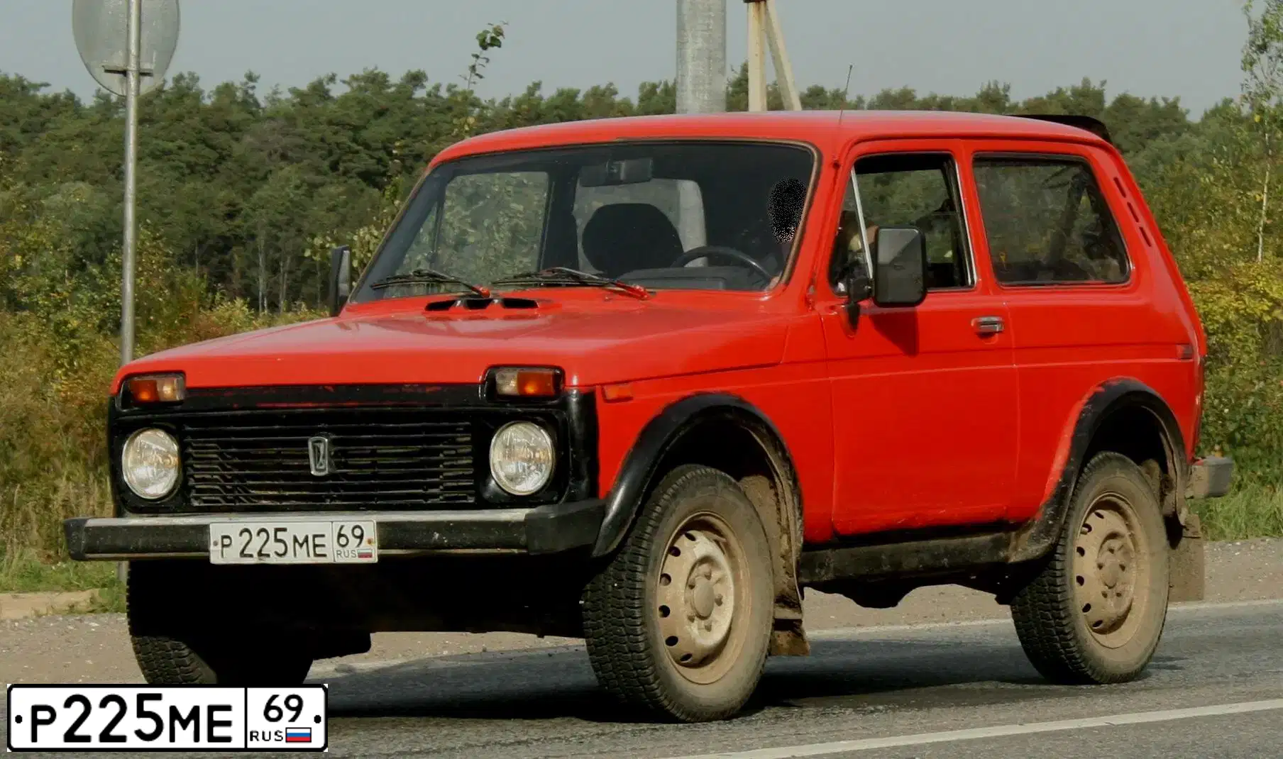 Фото автомобиля LADA 2121 NIVA, 1997 — госномер Р225МЕ69. Цвет: ВИШНЯ
