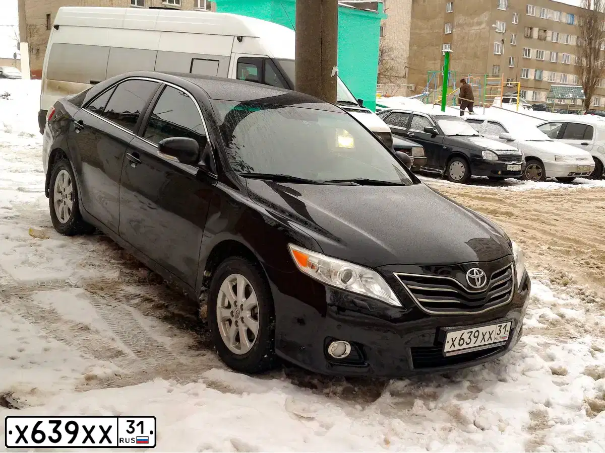 Фото автомобиля TOYOTA CAMRY, 2010 — госномер М444ВМ31. Цвет: ЧЕРНЫЙ