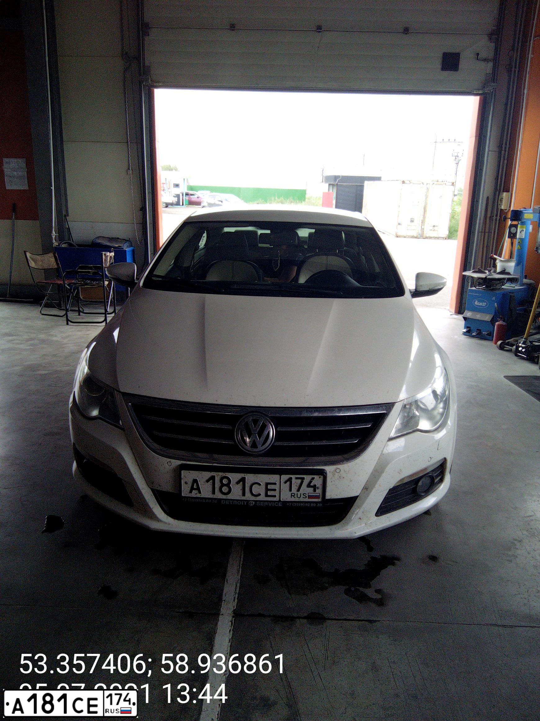 Фото автомобиля VOLKSWAGEN PASSAT, 2009 — госномер А181СЕ174. Цвет: Белый