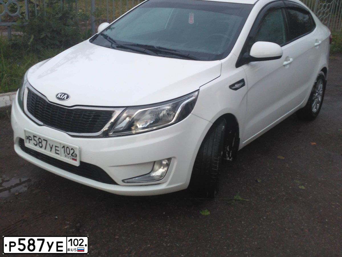 Фото автомобиля KIA RIO, 2014 — госномер Р587УЕ102. Цвет: БЕЛЫЙ