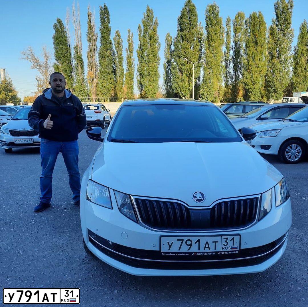 Фото автомобиля SKODA OCTAVIA, 2019 — госномер М653ОТ124. Цвет: Белый черный 
