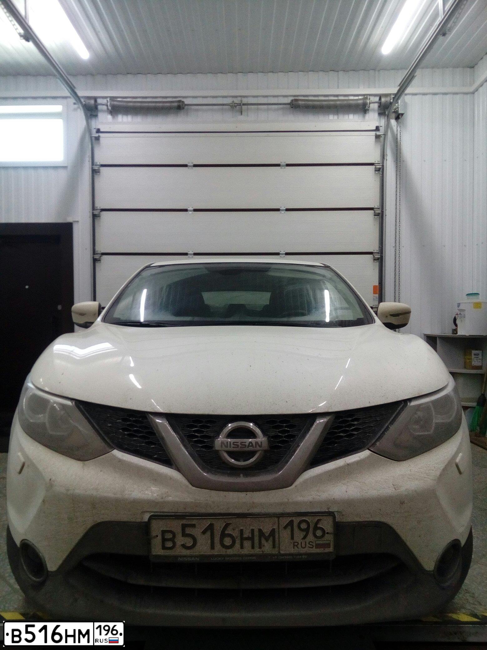 Фото автомобиля NISSAN QASHQAI, 2014 — госномер В516НМ196. Цвет: БЕЛЫЙ