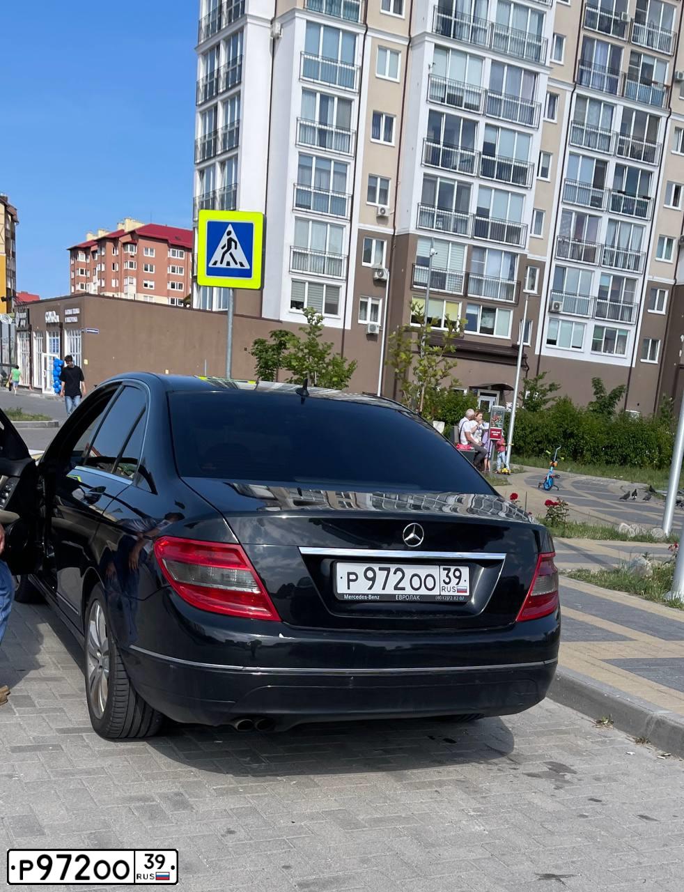 Фото автомобиля MERCEDES C-KLASSE, 2008 — госномер Р972ОО39. Цвет: ЧЕРНЫЙ