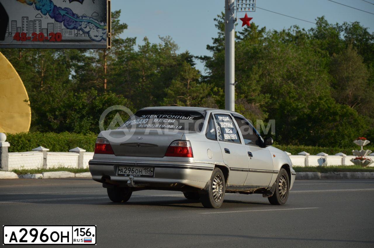 Фото автомобиля DAEWOO NEXIA, 2004 — госномер А296ОН156. Цвет: СЕРЕБРИСТЫЙ