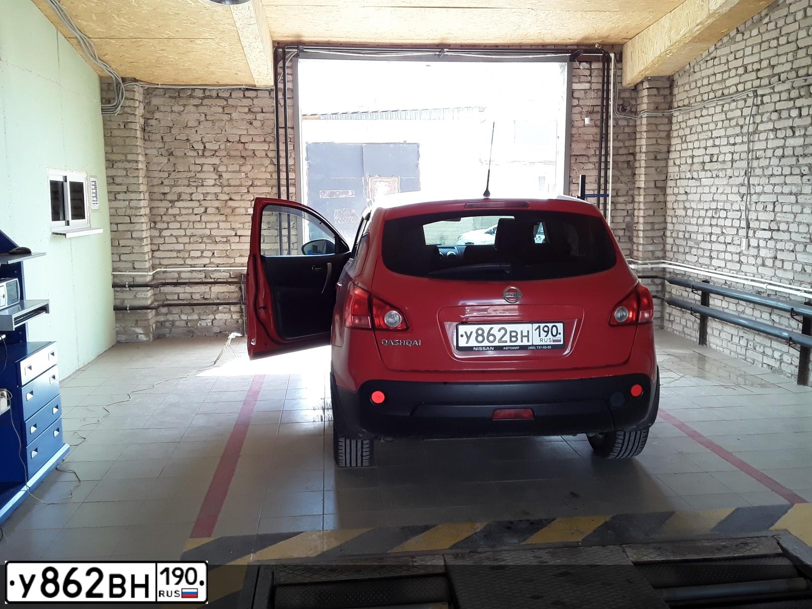 Фото автомобиля NISSAN QASHQAI, 2009 — госномер Р489МО40. Цвет: Красный