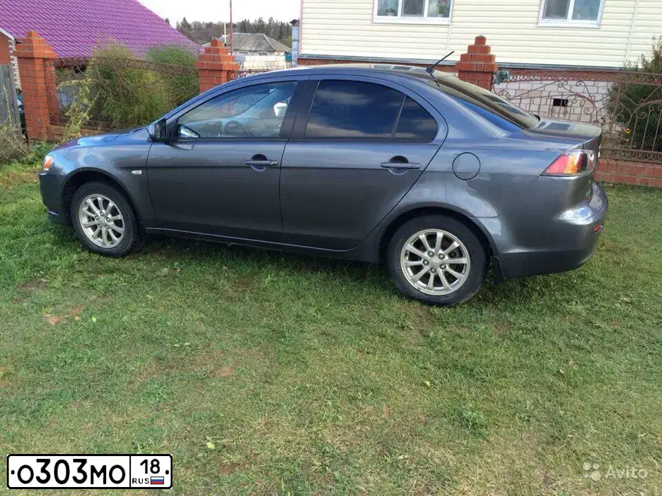 Фото автомобиля MITSUBISHI LANCER, 2011 — госномер О303МО18. Цвет: Серый