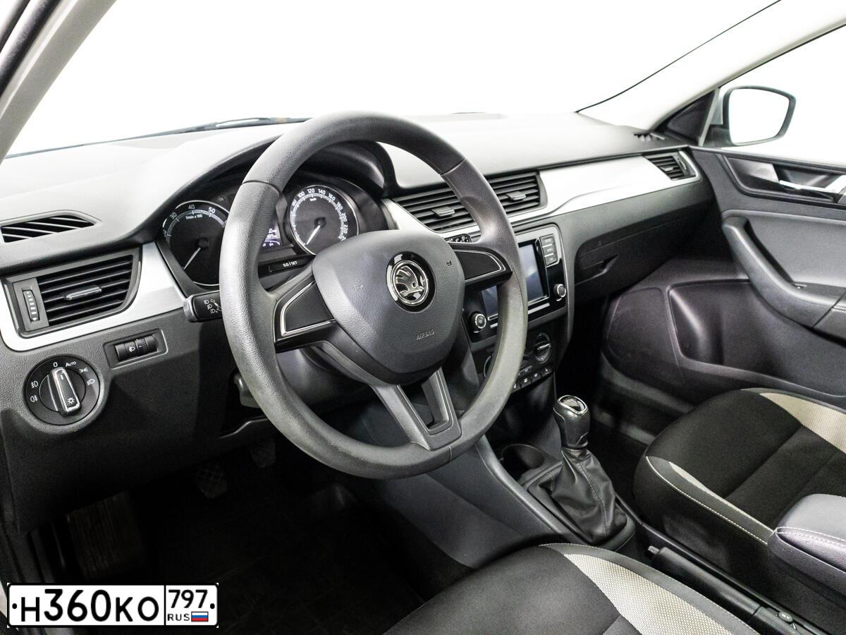 Фото автомобиля SKODA RAPID, 2018 — госномер М882ХТ18. Цвет: Серебристый