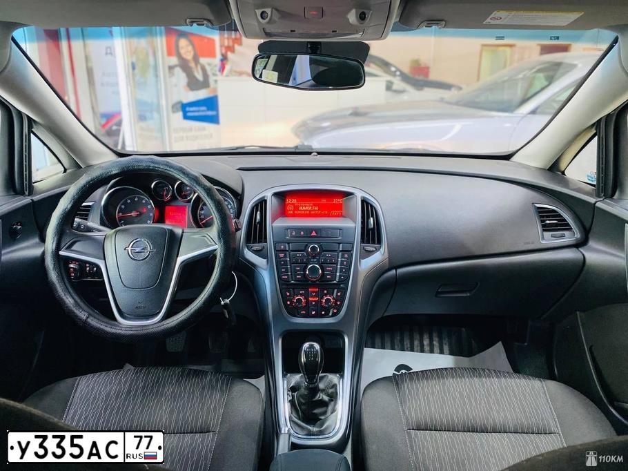 Фото автомобиля OPEL ASTRA, 2013 — госномер У335АС77. Цвет: Белый