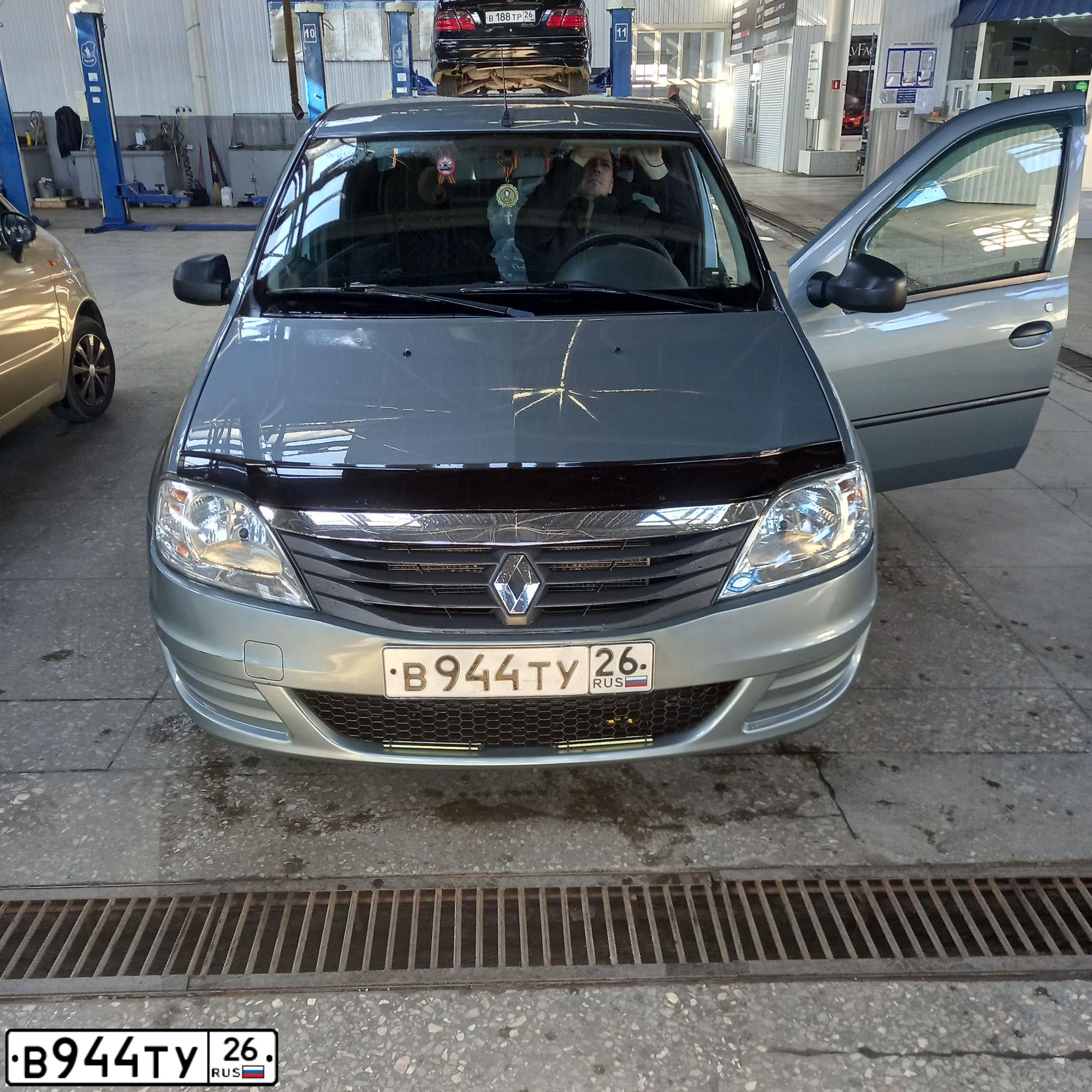 Фото автомобиля RENAULT LOGAN, 2011 — госномер В944ТУ26. Цвет: СЕРЫЙ
