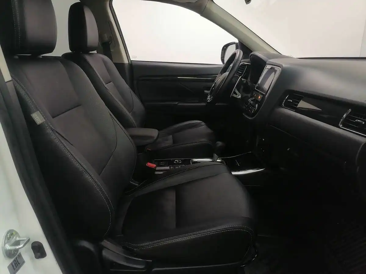 Фото автомобиля MITSUBISHI OUTLANDER, 2017 — госномер В048ТТ790. Цвет: Белый
