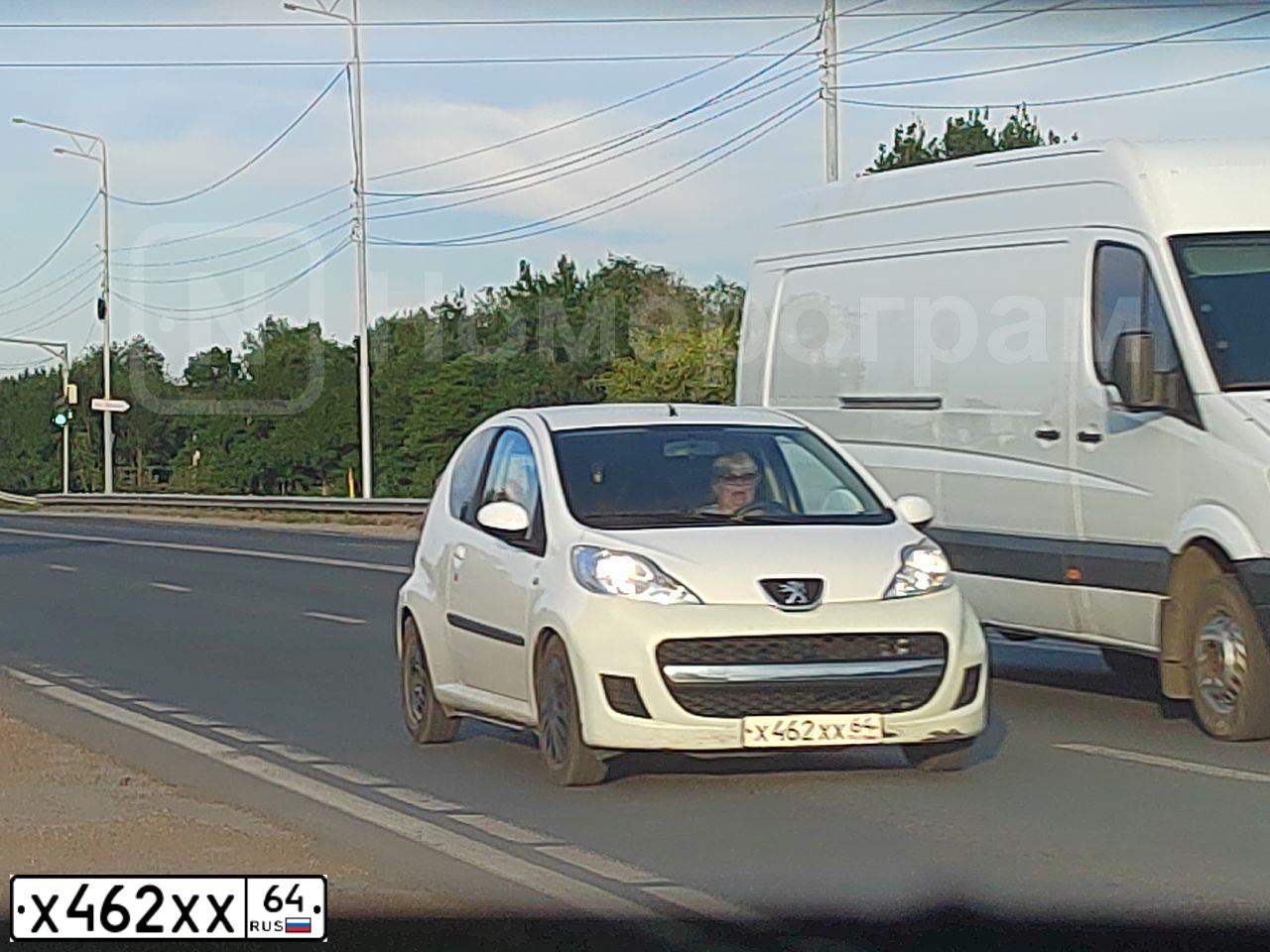 Фото автомобиля PEUGEOT 107, 2009 — госномер Е891НО164. Цвет: Белый