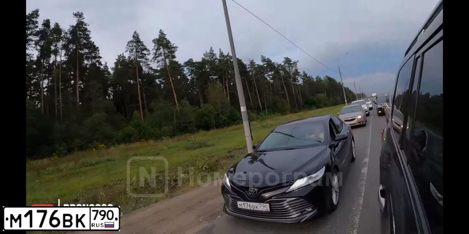 Фото автомобиля TOYOTA CAMRY, 2019 — госномер М176ВК790. Цвет: ЧЕРНЫЙ МЕТАЛЛИК