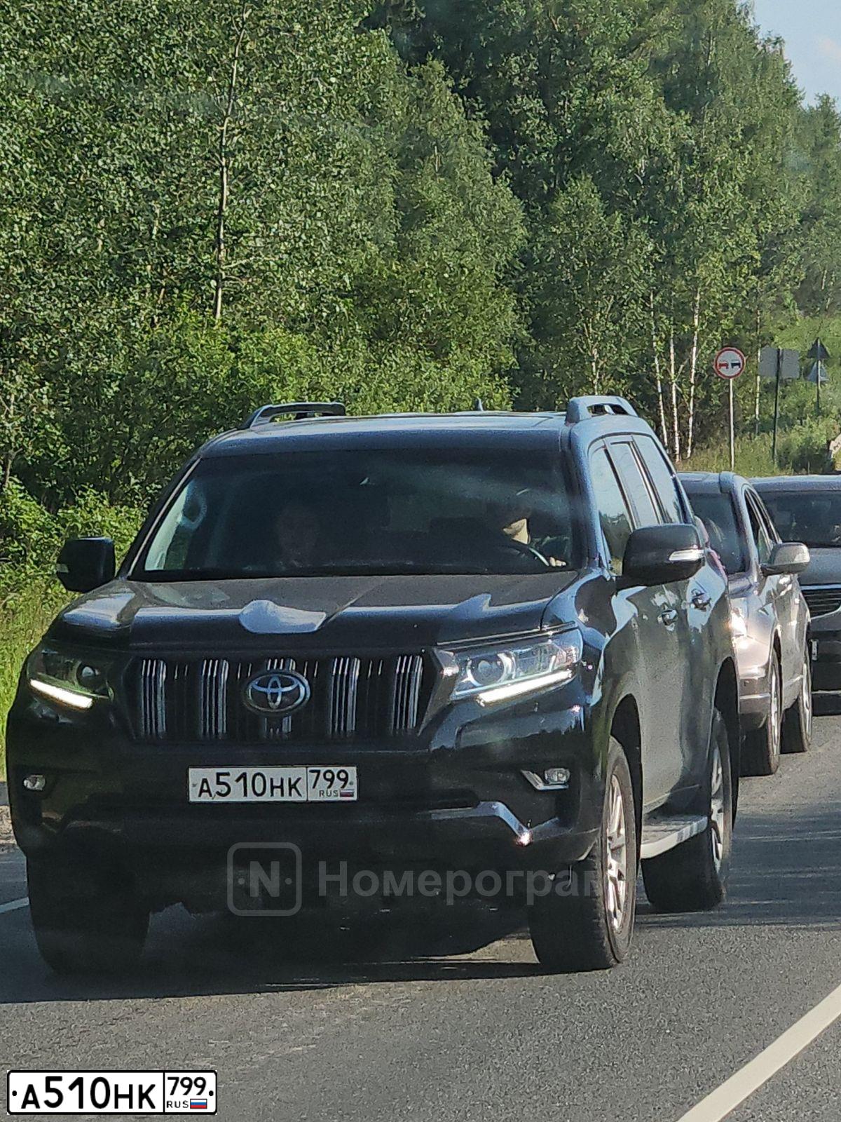 Фото автомобиля TOYOTA LANDCRUISER, 2018 — госномер А510НК799. Цвет: ЧЕРНЫЙ