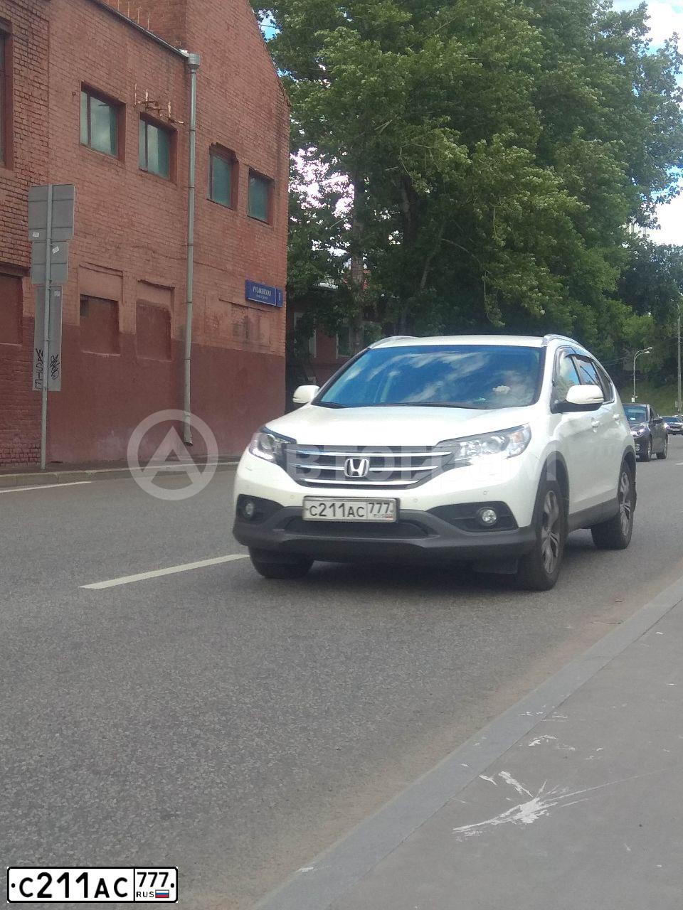 Фото автомобиля HONDA CR-V, 2013 — госномер С211АС777. Цвет: Белый