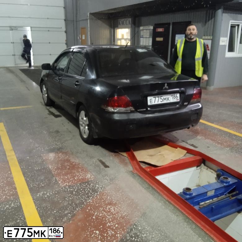 Фото автомобиля MITSUBISHI LANCER, 2006 — госномер У651МТ56. Цвет: ЧЕРНЫЙ