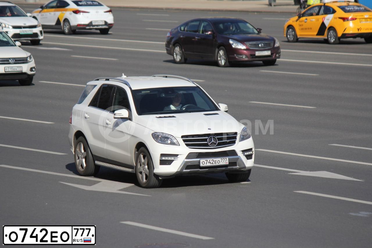 Фото автомобиля MERCEDES M-KLASSE, 2014 — госномер О742ЕО777. Цвет: БЕЛЫЙ
