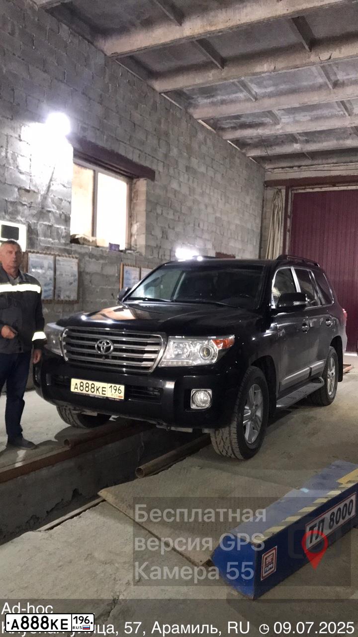Фото автомобиля TOYOTA LANDCRUISER 200, 2014 — госномер А888КЕ196. Цвет: ЧЕРНЫЙ