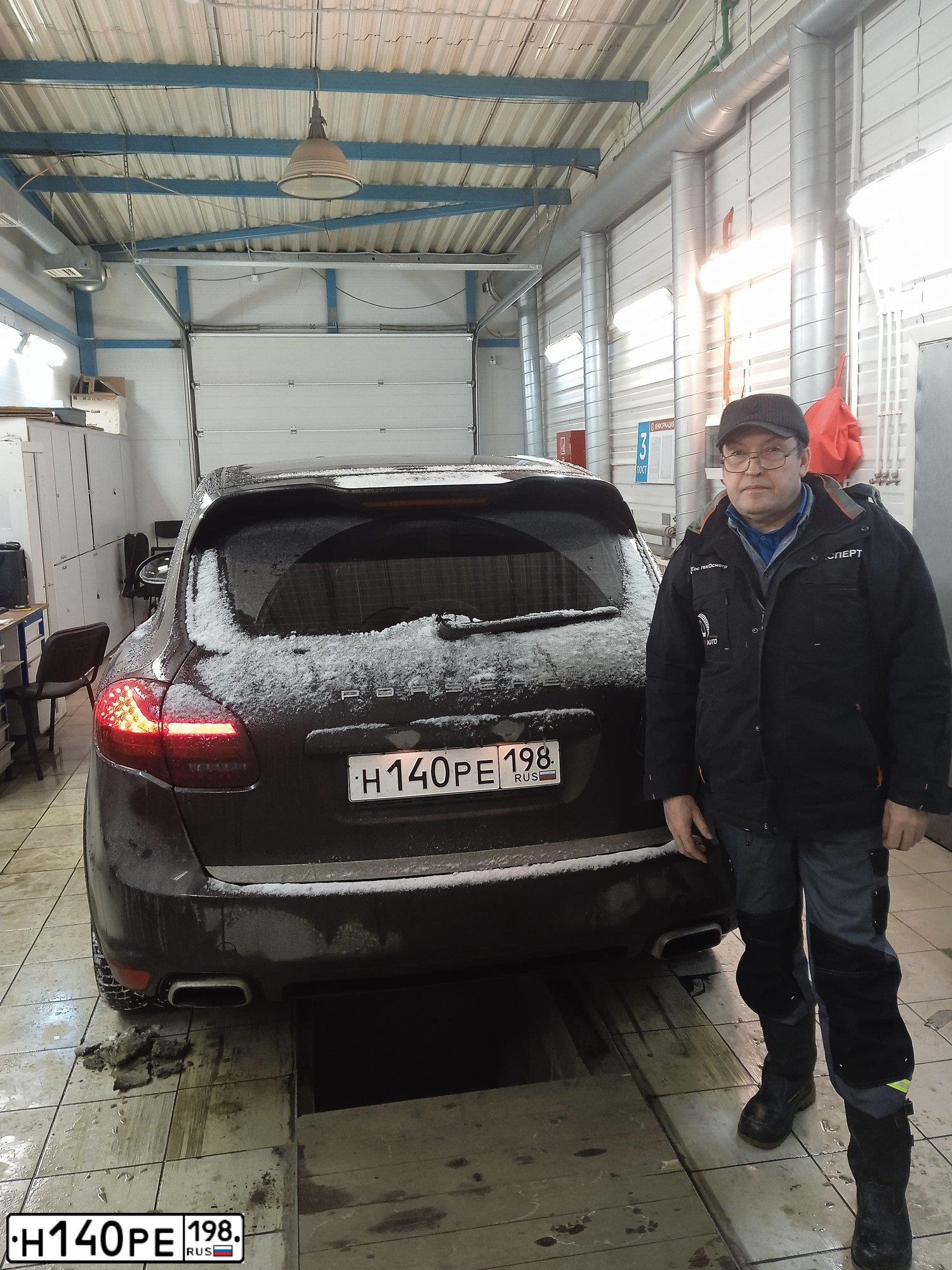Фото автомобиля PORSCHE CAYENNE, 2013 — госномер Т622ЕМ198. Цвет: Коричневый