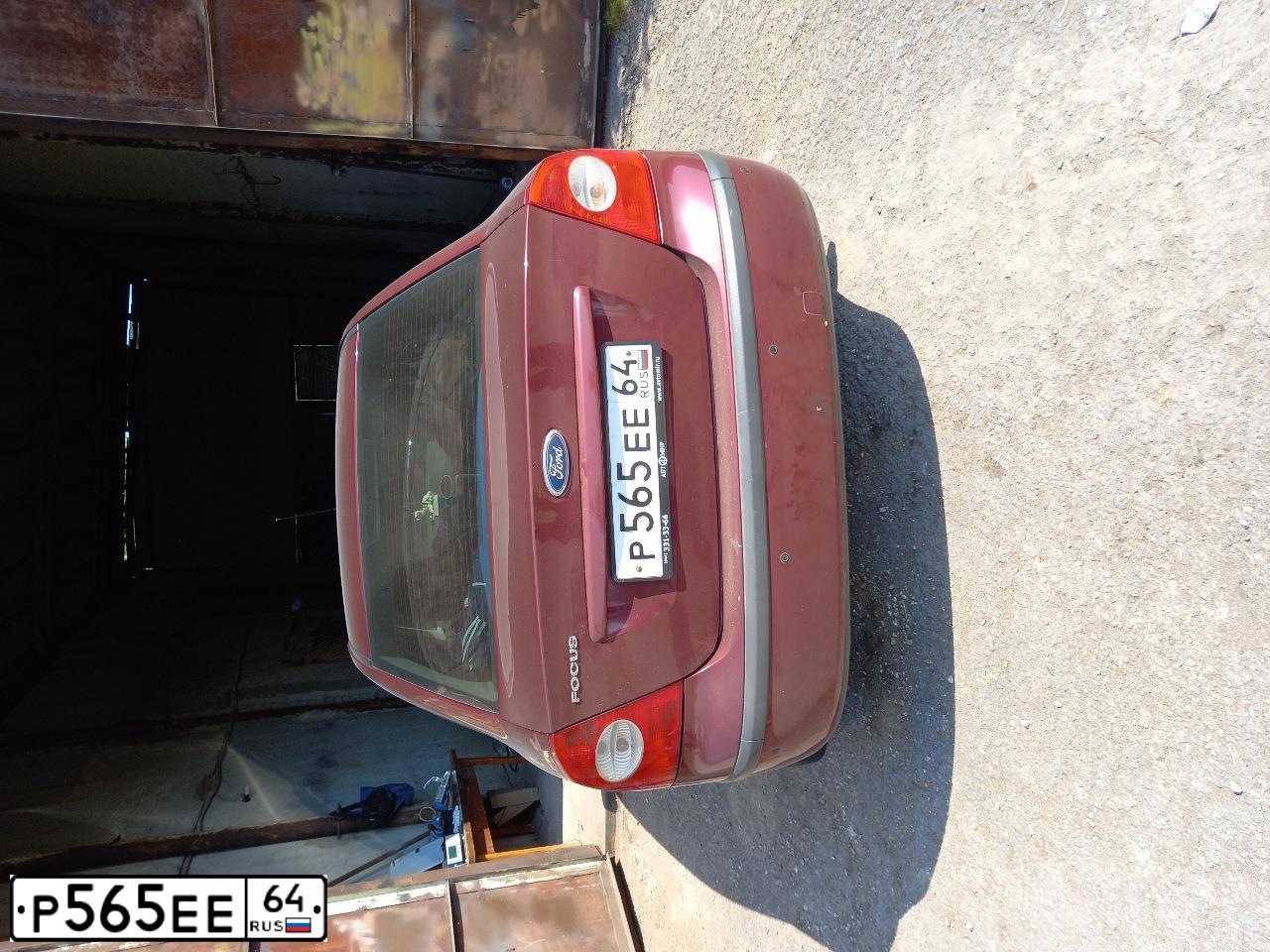 Фото автомобиля FORD FOCUS, 2006 — госномер Р565ЕЕ64. Цвет: ВИШНЕВЫЙ