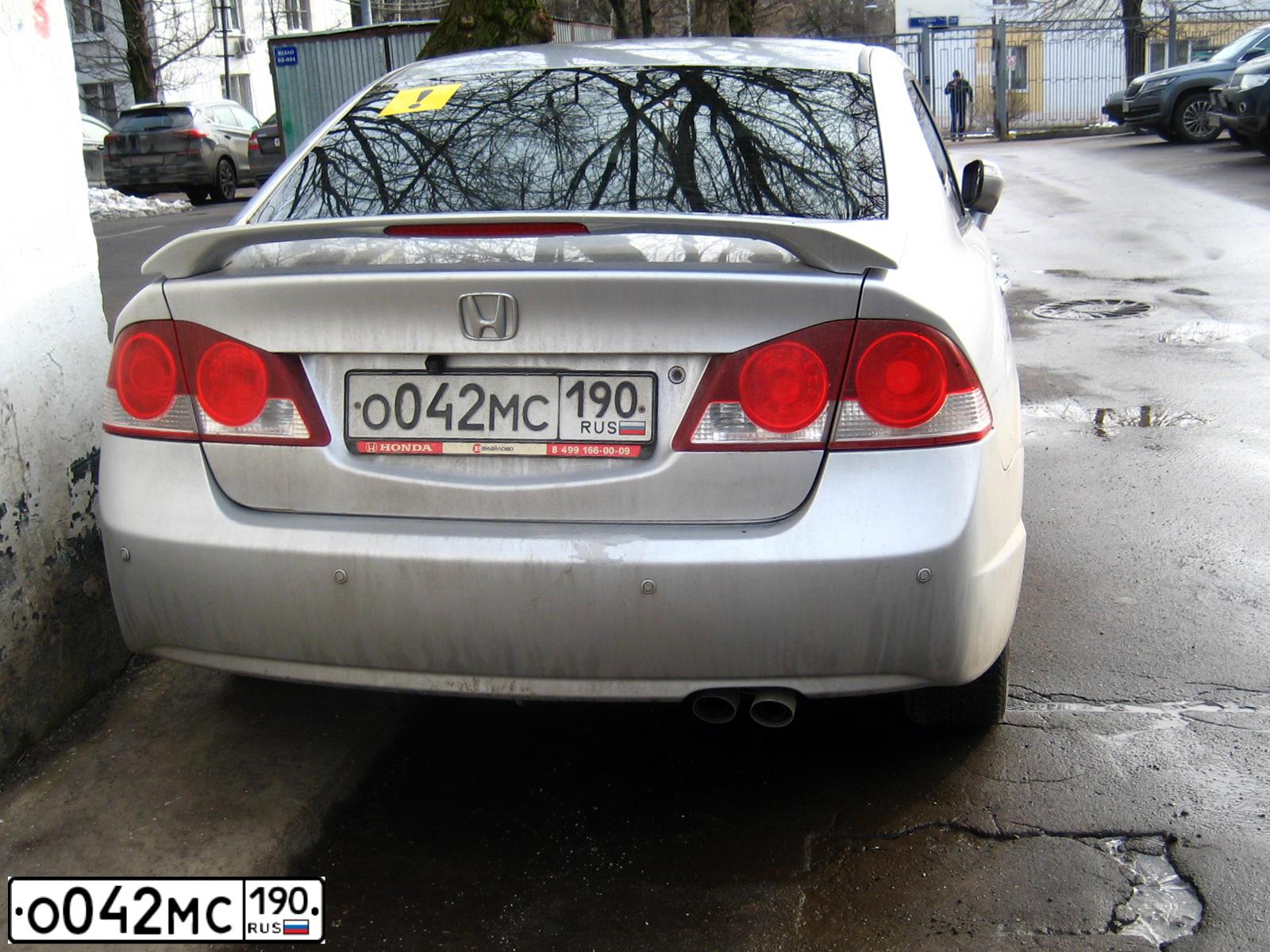 Фото автомобиля HONDA CIVIC, 2007 — госномер О042МС190. Цвет: Серебристый