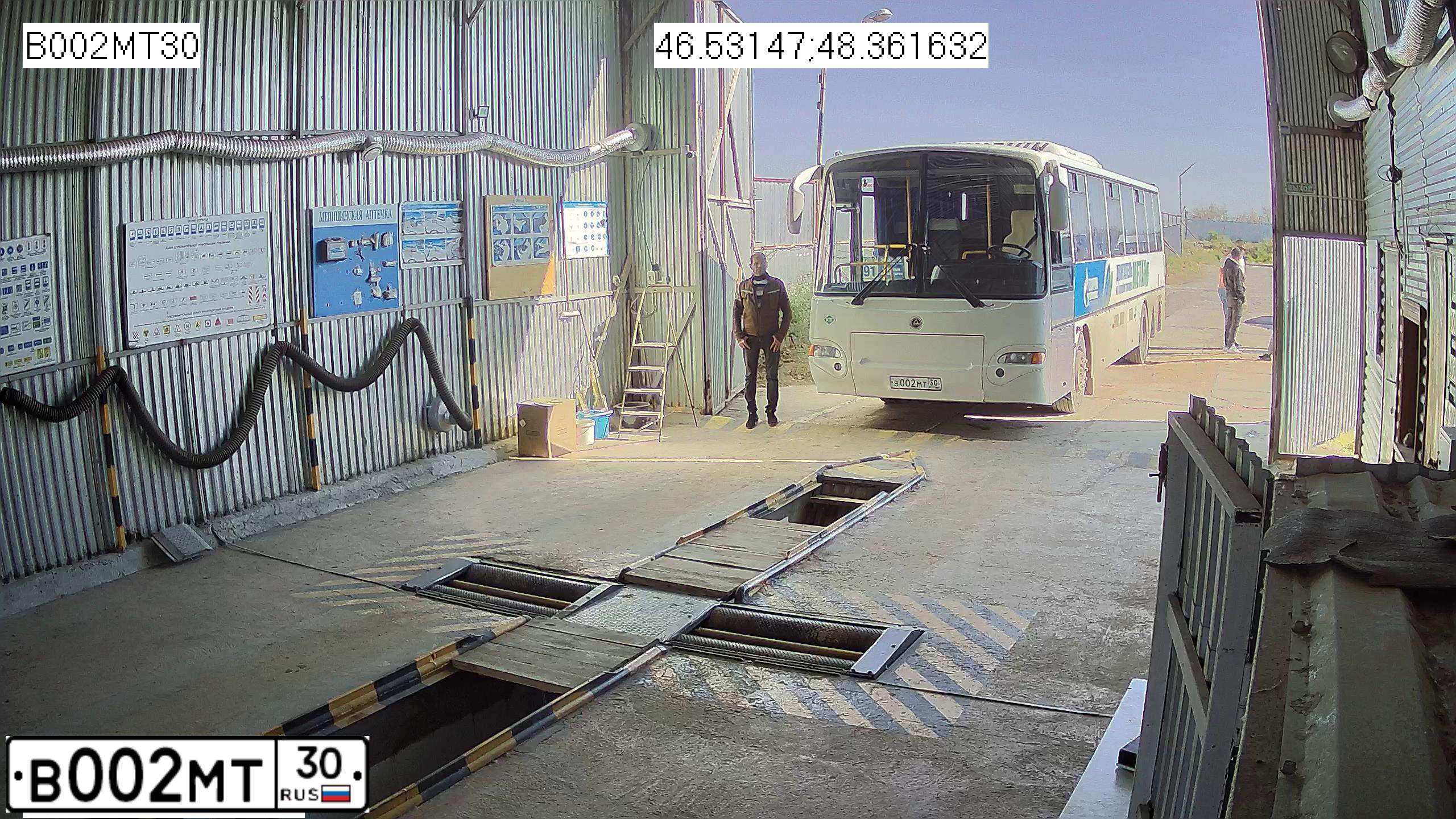 Фото автомобиля KAVZ 4238, 2019 — госномер В002МТ30. Цвет: БЕЛЫЙ
