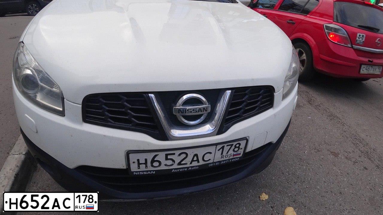 Фото автомобиля NISSAN QASHQAI, 2012 — госномер Н652АС178. Цвет: БЕЛЫЙ