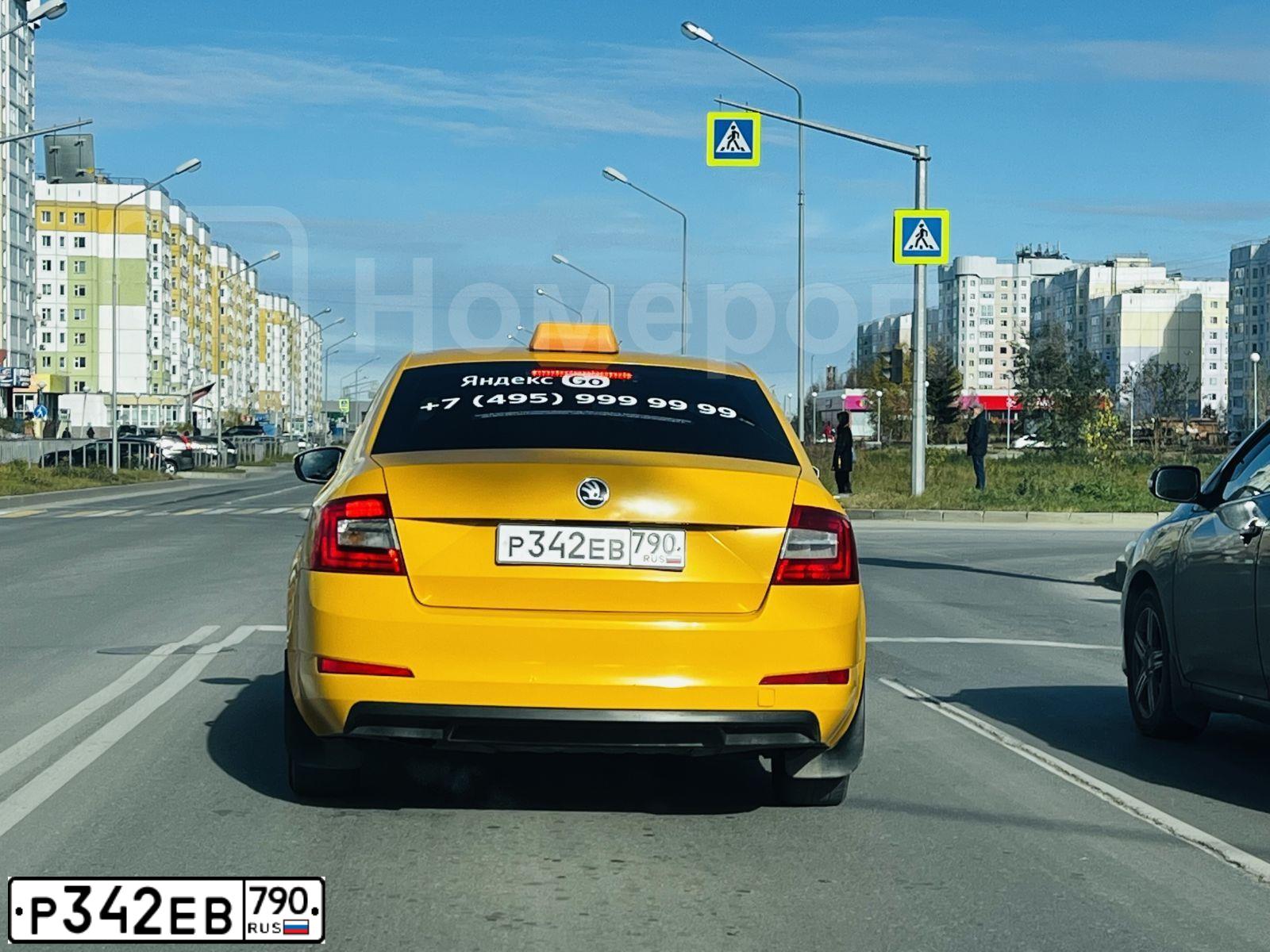Фото автомобиля SKODA OCTAVIA, 2015 — госномер Р342ЕВ790. Цвет: ЖЁЛТЫЙ