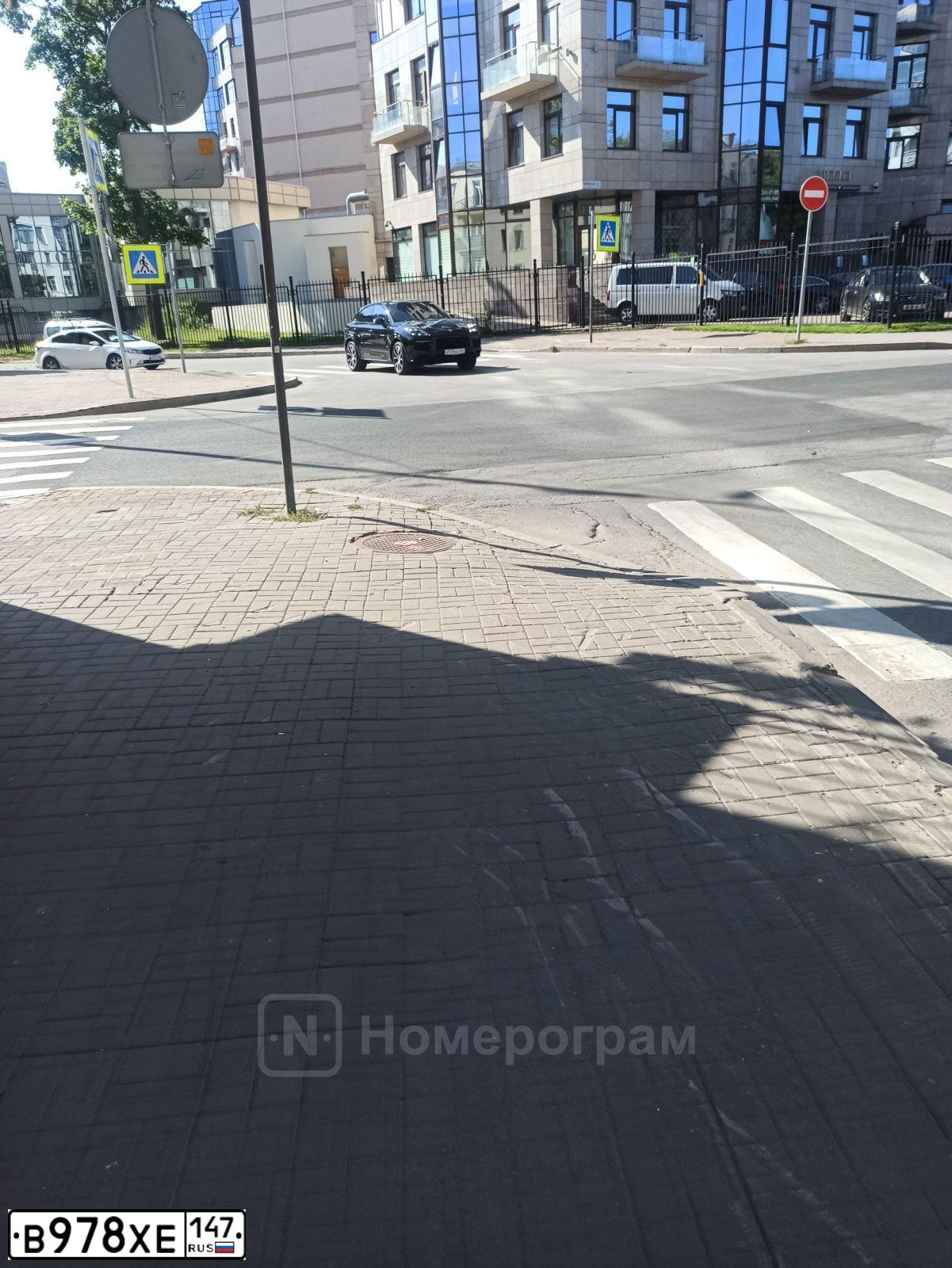 Фото автомобиля PORSCHE CAYENNE, 2020 — госномер В978ХЕ147. Цвет: ЧЕРНЫЙ