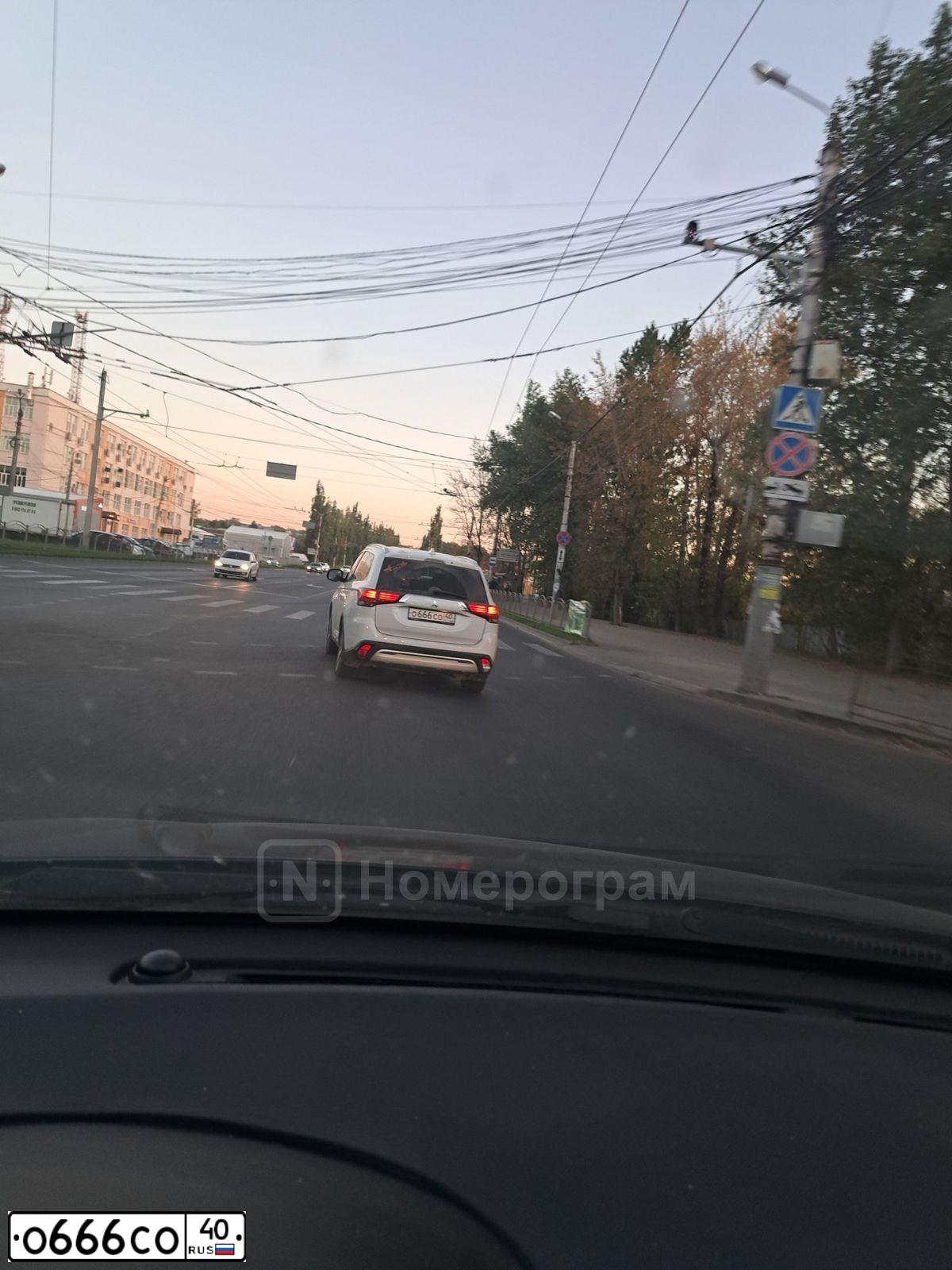 Фото автомобиля MITSUBISHI OUTLANDER, 2019 — госномер О666СО40. Цвет: Белый
