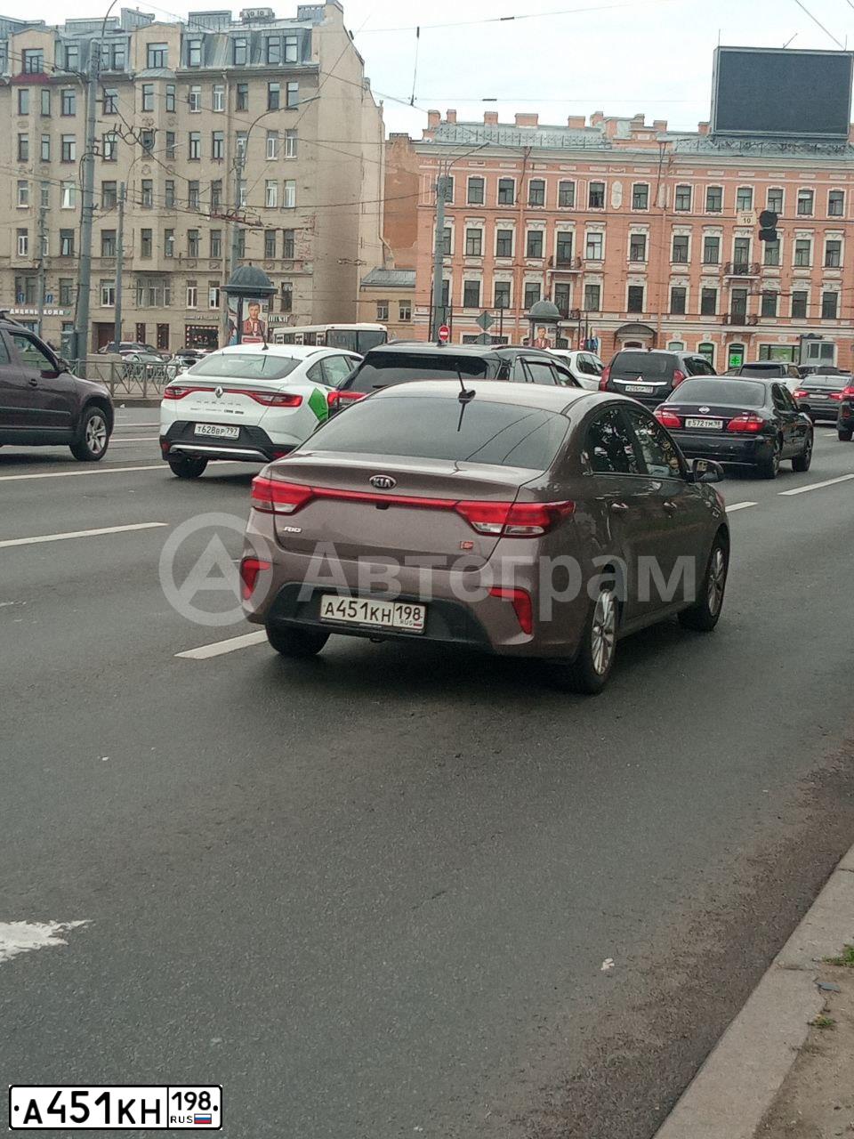 Фото автомобиля KIA RIO, 2018 — госномер А451КН198. Цвет: СВЕТЛО-КОРИЧНЕВЫЙ