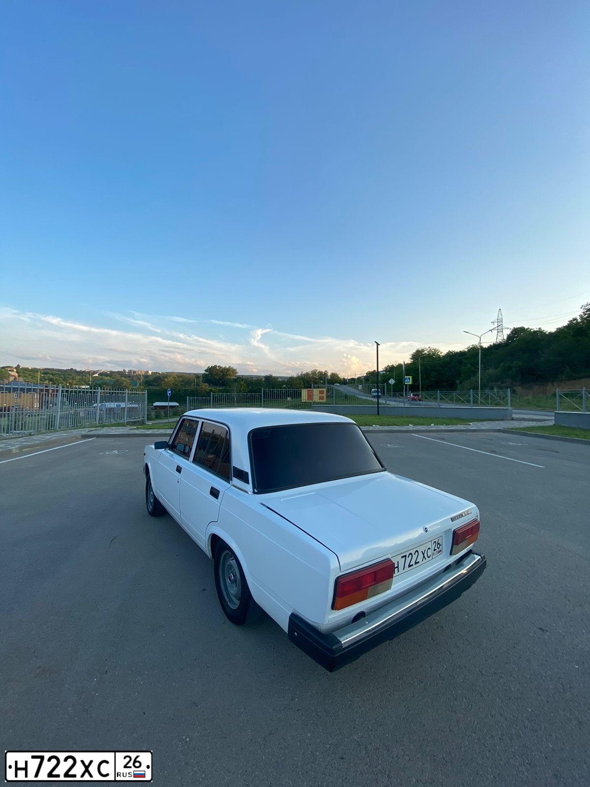 Фото автомобиля LADA 2107, 2009 — госномер Н722ХС26. Цвет: ЯРКО-БЕЛЫЙ