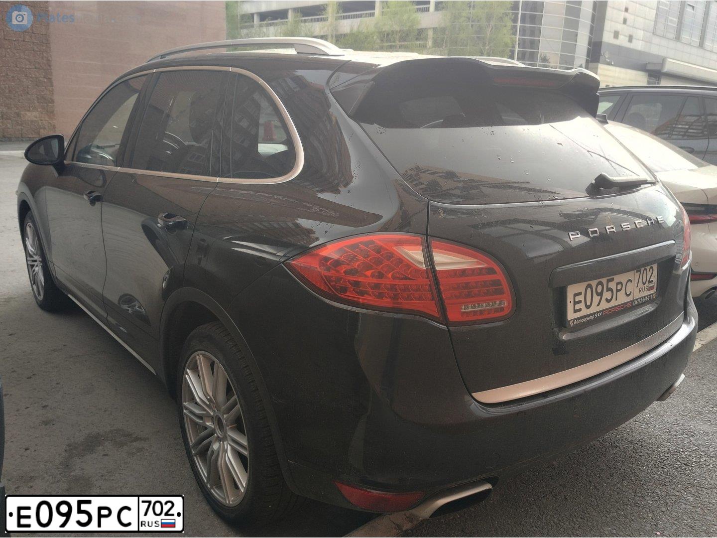Фото автомобиля PORSCHE CAYENNE, 2013 — госномер Е095РС702. Цвет: ЧЕРНЫЙ