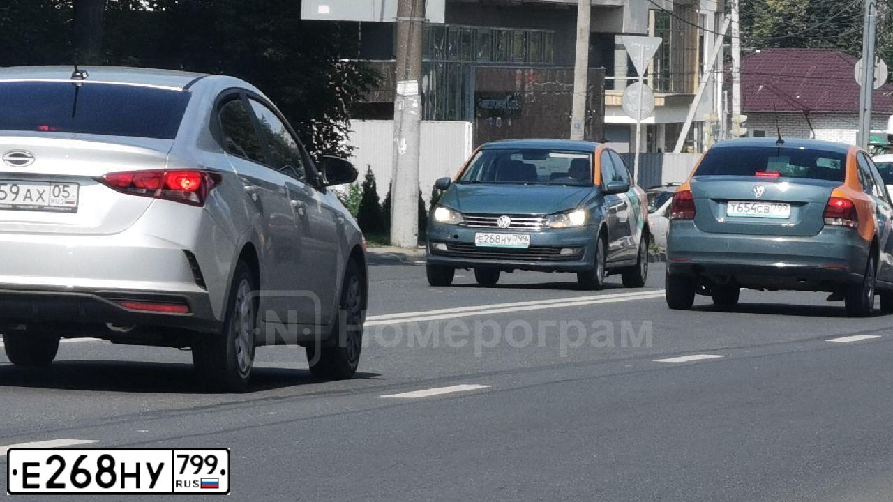 Фото автомобиля VOLKSWAGEN POLO, 2019 — госномер Е268НУ799. Цвет: СЕРО-СИНИЙ