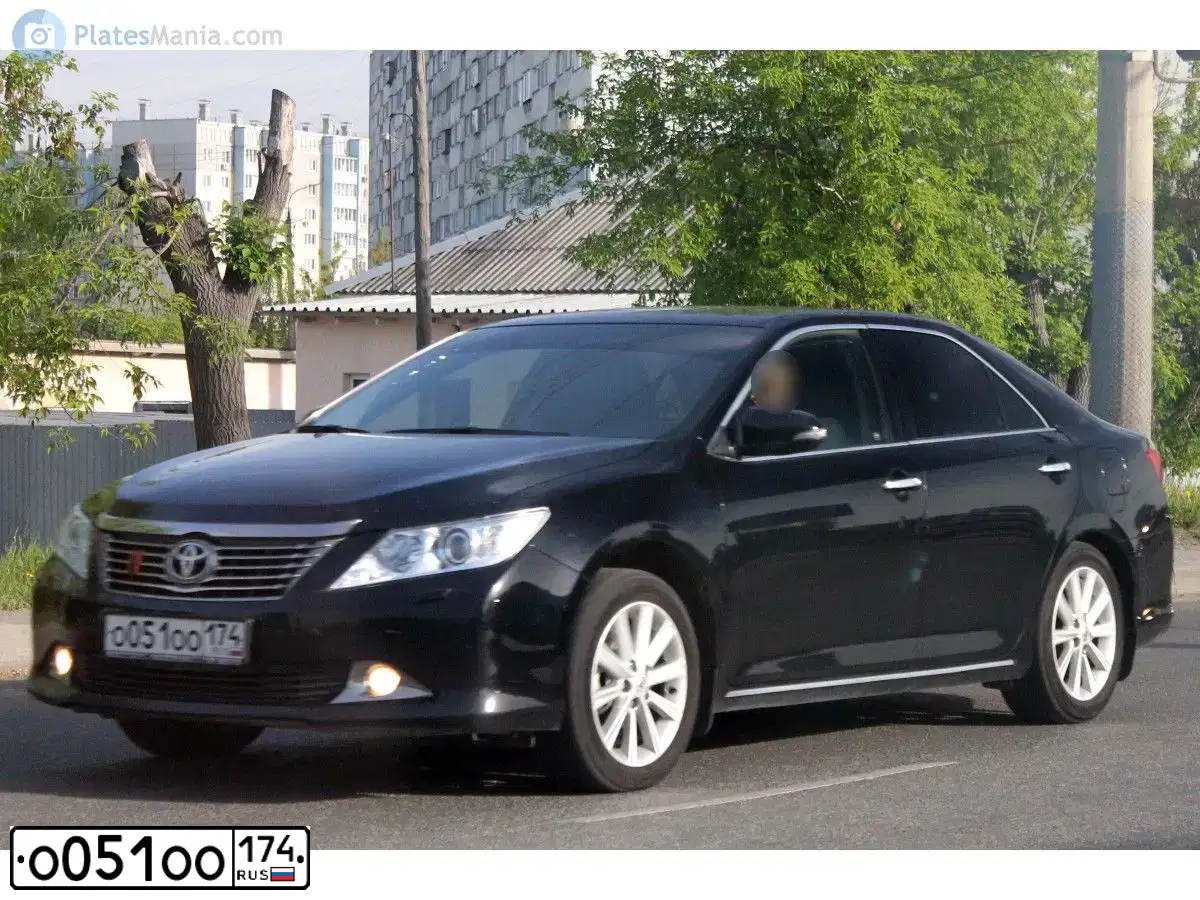 Фото автомобиля TOYOTA CAMRY, 2017 — госномер О051ОО174. Цвет: ЧЕРНЫЙ МЕТАЛЛИК