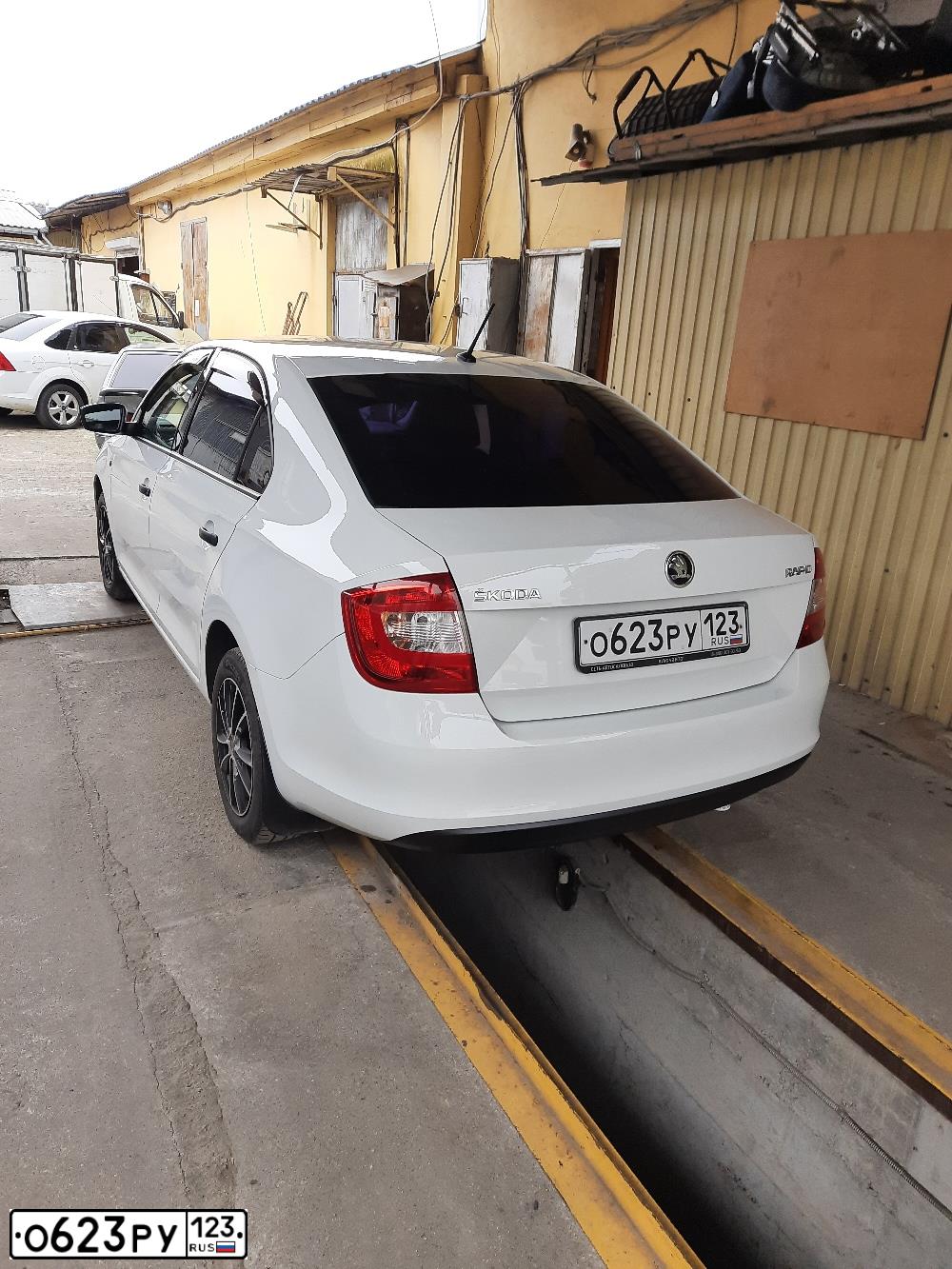 Фото автомобиля SKODA RAPID, 2016 — госномер В770ВР193. Цвет: Белый