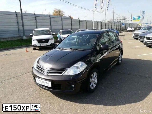 Фото автомобиля NISSAN TIIDA, 2012 — госномер Е150ХР190. Цвет: Коричневый