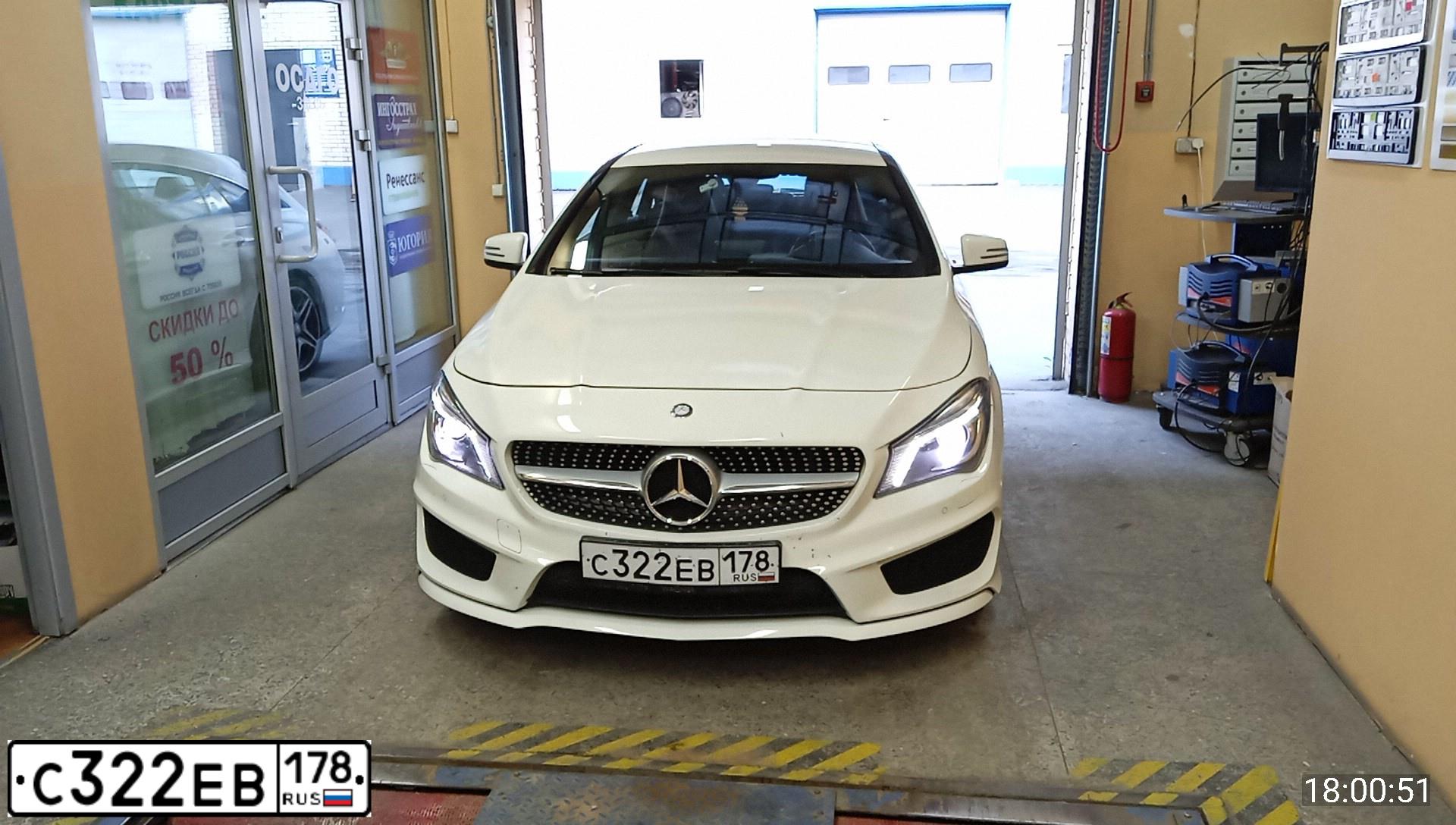 Фото автомобиля MERCEDES CLA-KLASSE, 2015 — госномер С322ЕВ178. Цвет: БЕЛЫЙ