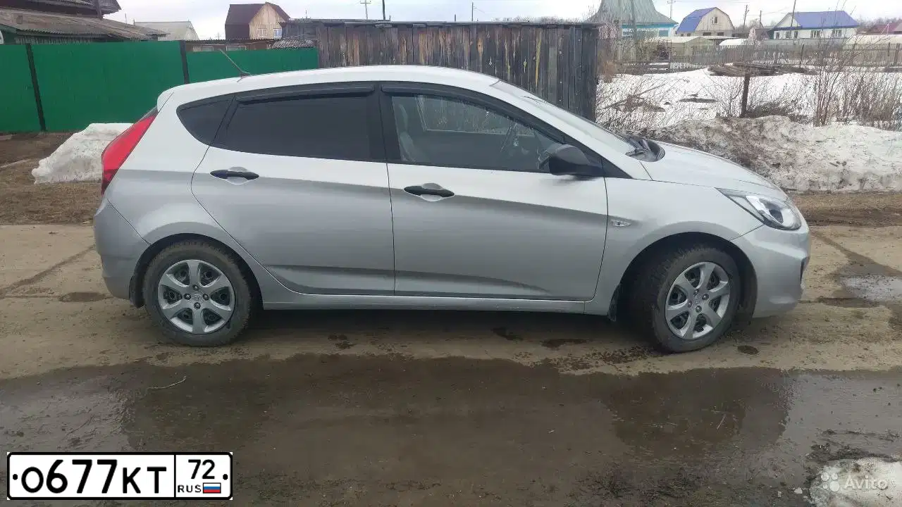 Фото автомобиля HYUNDAI SOLARIS, 2012 — госномер О677КТ72. Цвет: Серебристый
