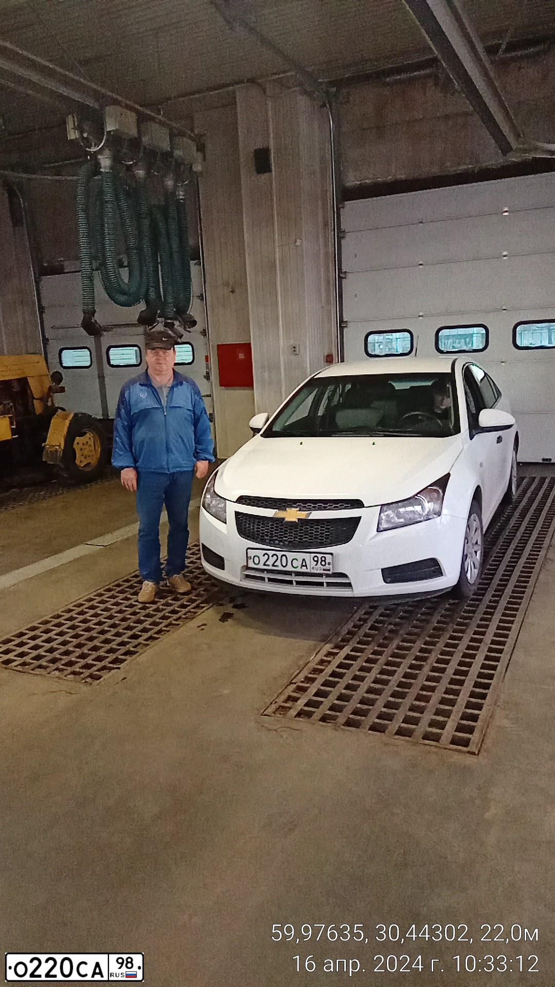 Фото автомобиля CHEVROLET CRUZE, 2011 — госномер О220СА98. Цвет: БЕЛЫЙ