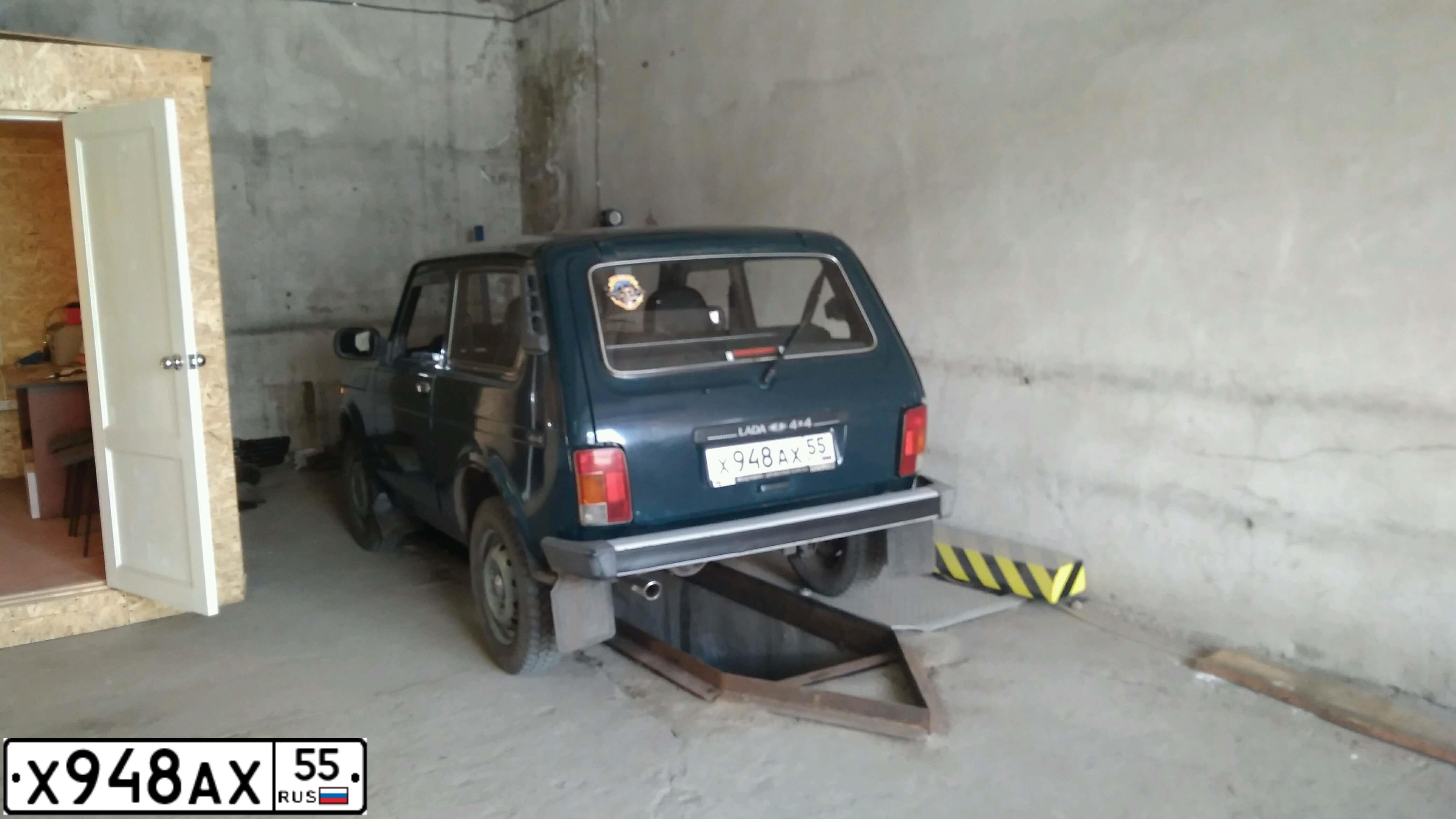 Фото автомобиля LADA 2121 NIVA, 2010 — госномер Х948АХ55. Цвет: Темно-зеленый