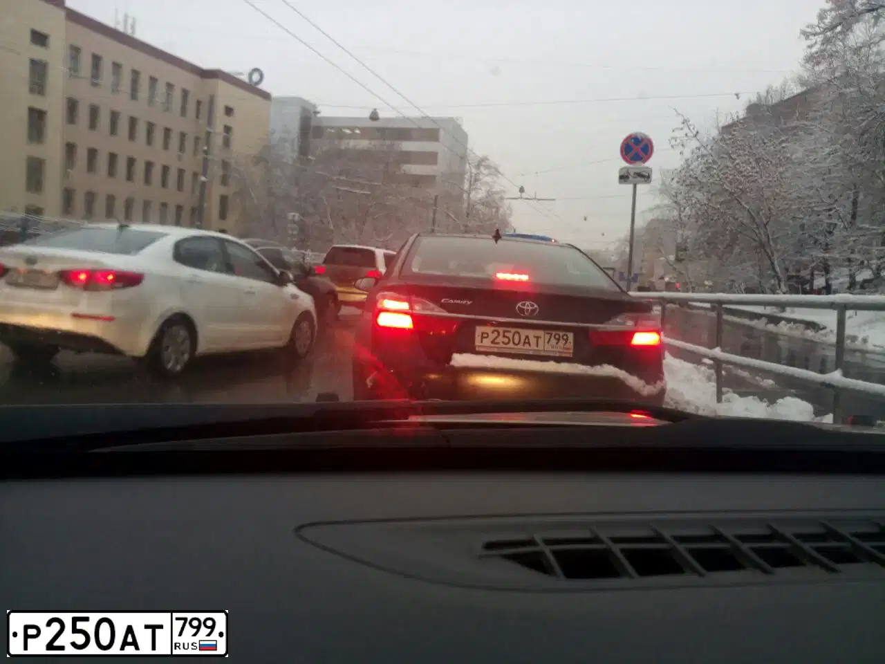 Фото автомобиля TOYOTA CAMRY, 2017 — госномер К142ВА550. Цвет: ЧЕРНЫЙ МЕТАЛЛИК